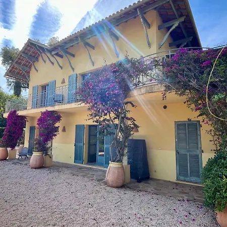 Villa Style Colonial *
