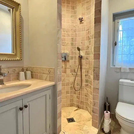 Villa Style Colonial *